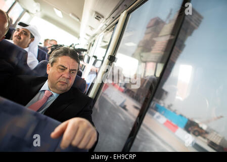 Doha, Qatar. Mar 10, 2015. Ministre fédéral de l'économie et de l'énergie et vice-chancelier de l'Allemagne, Sigmar Gabriel (SPD), visite le projet d'Urbanisation 'Lusail City' à Doha, Qatar, le 10 mars 2015. Gabriel mène une délégation économique qui est en visite dans les pays du golfe pour des entretiens jusqu'au 10 mars 2015. Photo : Bernd von Jutrczenka/dpa/Alamy Live News Banque D'Images