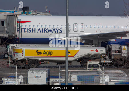 Ravitaillement d'un avion British Airways, aéroport, avion carburant Prague République tchèque Banque D'Images