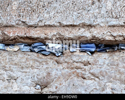 Tiens notes à la Holly Mur occidental (Mur des lamentations) dans la vieille ville de Jérusalem, Israël. Banque D'Images