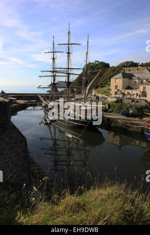 Un grand voilier du port de Charlestown à Cornwall qui a été utilisé comme bon nombre de films et la série télévisée Poldark Banque D'Images