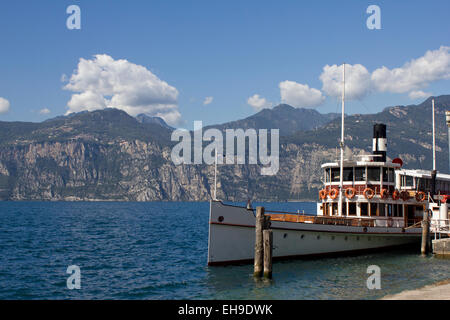 Bateau à aubes à Malcesine, sur le lac de Garde, Italie. Lac de montagne scène sur une chaude journée d'été. Banque D'Images