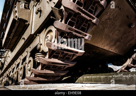 Fer à repasser de racks de Caterpillar qui ont vu des tanks de l'armée bataille en attente d'être rappelé en service et le devoir Banque D'Images