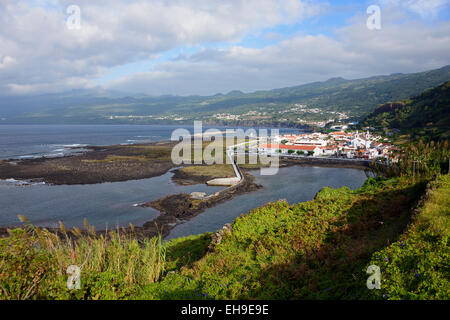 Ville côtière, Lajes do Pico, l'île de Pico, Açores, Portugal Banque D'Images