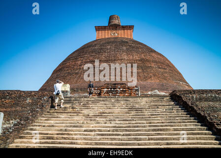 Dagoba Jetavanarama anciennes en brique rouge, un énorme stupa à Anuradhapura, Sri Lanka, Asie Banque D'Images