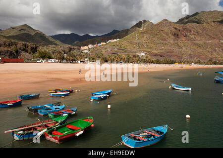 Bateaux de pêche sur la plage de sable fin, Playa de Las Teresitas, près de San Andres, Tenerife, Canaries, Espagne Banque D'Images