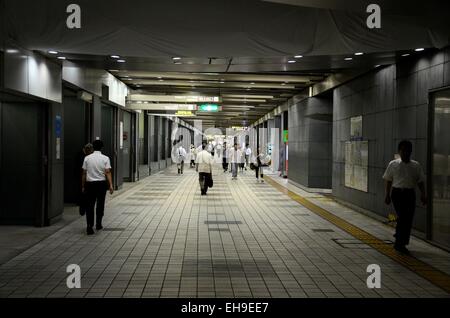 Les piétons marcher à travers un tunnel souterrain à la gare de Shinjuku Tokyo Japon Banque D'Images