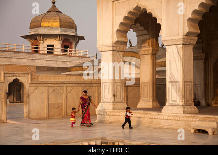 Cour intérieure dans le Fort Rouge, Agra, Uttar Pradesh, Inde Banque D'Images