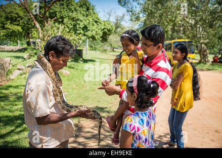 Sri Lanka - Anuradhapur monastère, charmeur de serpent Banque D'Images