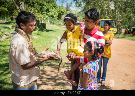 Sri Lanka - Anuradhapur monastère, charmeur de serpent Banque D'Images