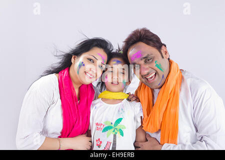 3 Les parents indiens et kid fille profiter d'holi Festiva Banque D'Images