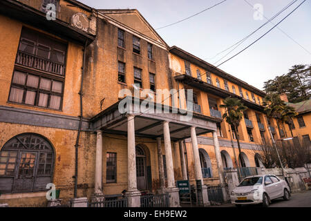Ancien bâtiment de l'époque de l'Empire britannique sur la crête, Shimla, Himachal Pradesh, Inde Banque D'Images
