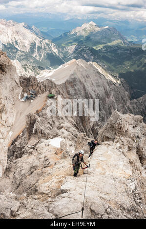 Sur la femelle moutaineers Marino Bianchi Via Ferrata, ci-dessous le Lorenzihütte refuge et la station de montagne du téléphérique, Banque D'Images