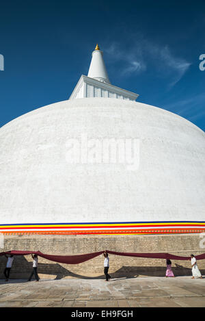 Pèlerins, dans le dagoba Ruvanvelisaya, ancienne ville d'Anuradhapura, Sri Lanka, Asie Banque D'Images