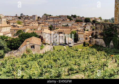 Vue sur vignes et village de Saint-Emilion, Gironde, Aquitaine, France Banque D'Images