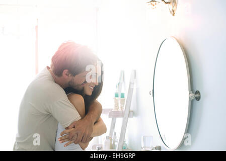 Couple embracing Banque D'Images