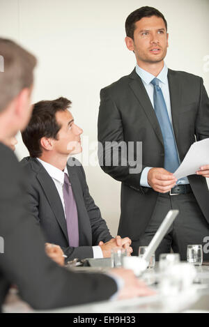 Businessman giving presentation at meeting Banque D'Images