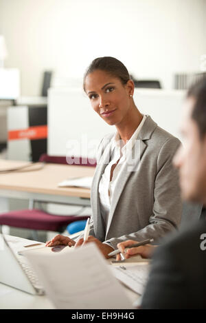 Businesswoman at réunion d'entreprise Banque D'Images