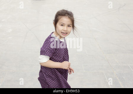 Little girl smiling outdoors Banque D'Images