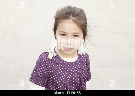 Little girl outdoors, portrait Banque D'Images