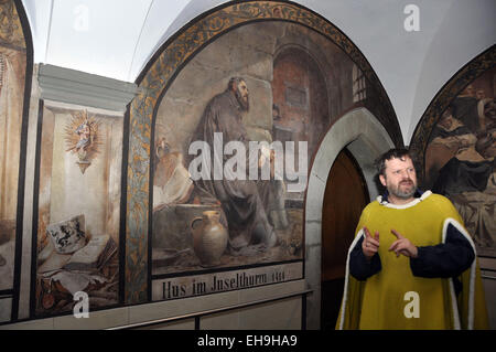 L'historien de l'art, écrivain et journaliste Henry Gerlach montre peintures représentant Jan Hus dans un ancien monastère dominicain de Constance (Konstanz), l'Allemagne, le 4 mars 2015. Boursier de la République tchèque et le prêtre Jan Hus a été emprisonné ici au début du Conseil en 1414 par l'antipape Jean XXIII. (CTK Photo/Marketa Horesovska) Banque D'Images