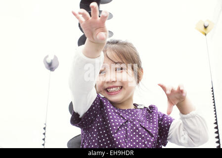 Little girl playing outdoors, portrait Banque D'Images