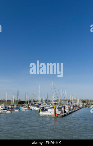 Une vue générale des bateaux dans la marina à Burnham on Crouch dans l'Essex. Banque D'Images