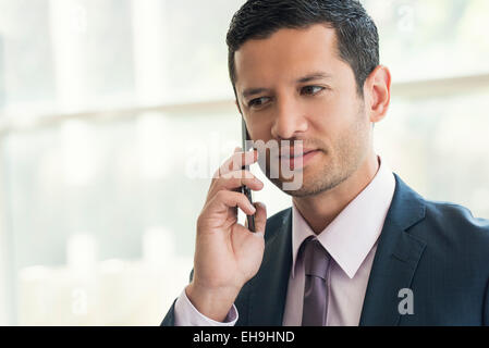 Businessman using cell phone Banque D'Images