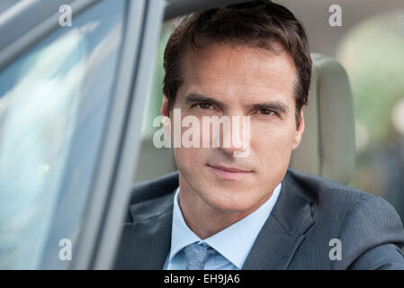 Businessman driving car, portrait Banque D'Images