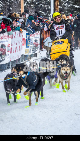 Fairbanks, Alaska. 09Th Mar, 2015. 2015 champion de la Yukon Quest Brent Sass au début de l'Iditarod Sled Dog Race 2015 à Fairbanks, Alaska, 09 mars, 2015. Dpa : Crédit photo alliance/Alamy Live News Banque D'Images