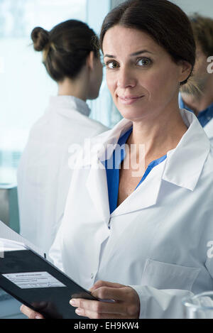 Scientist in laboratory, portrait Banque D'Images