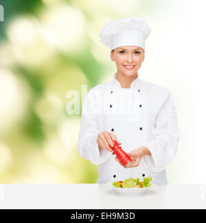 Female chef avec preparing salad Banque D'Images