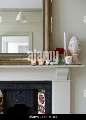 Fleurs et miroir sur white mantlepiece, maison d'habitation, Port Hall Street, Brighton, East Sussex, UK Banque D'Images