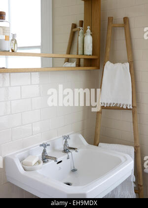 Lavabo dans la salle de bains avec carrelage blanc serviette de bain en bois, maison d'habitation, Port Hall Street, Brighton, East Sussex, UK Banque D'Images