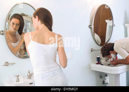 Woman brushing hair, mari de Banque D'Images