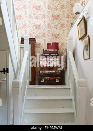 Valises sur escalier en bois blanc, maison d'habitation, Belper, Derbyshire Lane, England, UK Banque D'Images