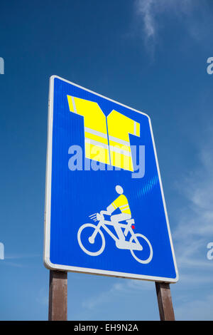 Inscrivez-vous sur route de montagne sur Gran Canaria indiquant l'utilisation obligatoire d'Veste haute visibilité pour les cyclistes Banque D'Images