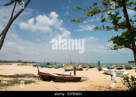 Pêcheurs sur une plage, d'Arugam Bay, au Sri Lanka, en Asie Banque D'Images