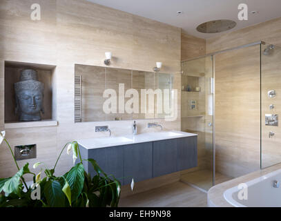 Salle de douche et salle de bain avec double vasque en salle de bains moderne en marbre dans la rue Cumberland accueil, UK Banque D'Images