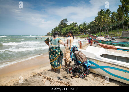 La population locale sur une plage, d'Arugam Bay, au Sri Lanka, en Asie Banque D'Images