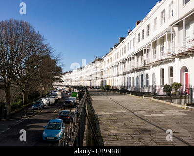 Une rangée de maisons mitoyennes, partie du Royal York Crescent à Clifton, Bristol UK Banque D'Images
