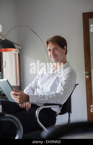 Man using digital tablet Banque D'Images