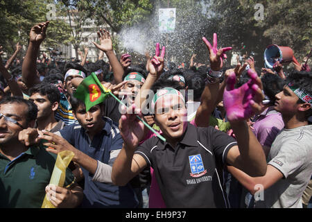 Dhaka, Bangladesh. Mar 10, 2015. Les gens du Bangladesh à célébrer le mardi de l'Université de Dacca au Bangladesh gagner la Coupe du Monde contre l'Angleterre, Dhaka, Bangladesh, le 10 mars 2015. Credit : Suvra Kanti Das/ZUMA/ZUMAPRESS.com/Alamy fil Live News Banque D'Images