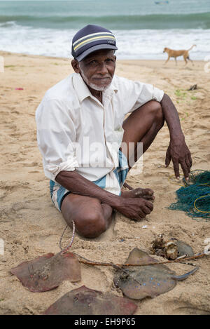 Pêcheur sur une plage, d'Arugam Bay, au Sri Lanka, en Asie Banque D'Images