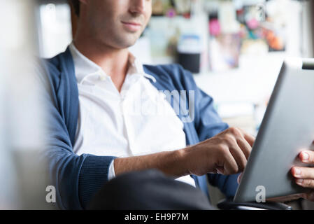 Man using digital tablet, cropped Banque D'Images