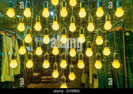 Décorations de Noël dans une boutique de vêtements dans le centre de Reykjavik, Islande Banque D'Images