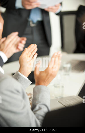 Businesspeople clapping at meeting Banque D'Images