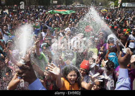 Dhaka, Bangladesh. Mar 10, 2015. Les partisans de cricket bangladais célèbrent la victoire de l'équipe nationale contre l'Angleterre dans la Coupe du Monde 2015 de la CPI à Dhaka, Bangladesh, le 10 mars 2015. Credit : Suvra Kanti Das/ZUMA/ZUMAPRESS.com/Alamy fil Live News Banque D'Images