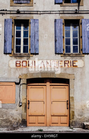 Façade de l'ancienne boulangerie fermée dans le village d'Alaigne, Aude, Languedoc-Roussillon, France Banque D'Images