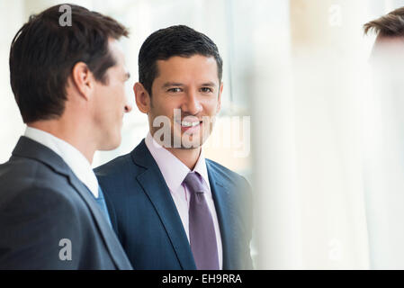 Les hommes d'affaires parlant ensemble Banque D'Images