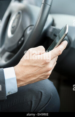 Les téléphones cellulaires peuvent être dangereux les distractions au volant Banque D'Images